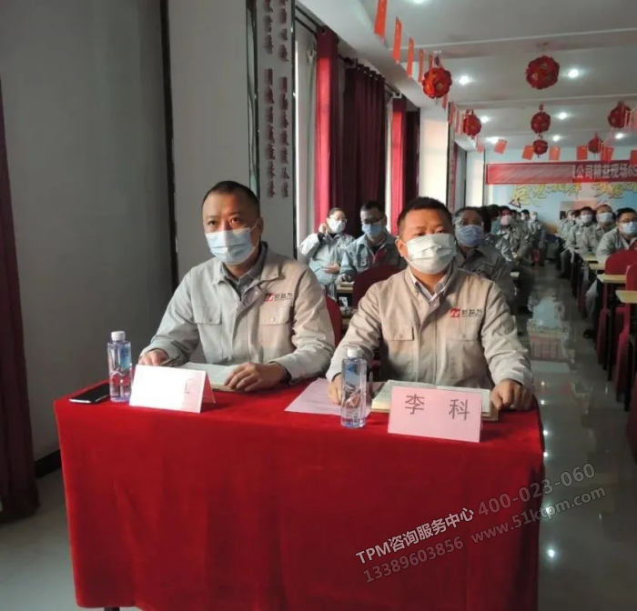 新益為咨詢袁老師（左）、新益為咨詢李老師（右）