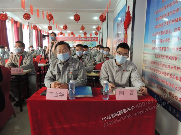 生產(chǎn)副總王副總（左）、新益為咨詢向老師（右）